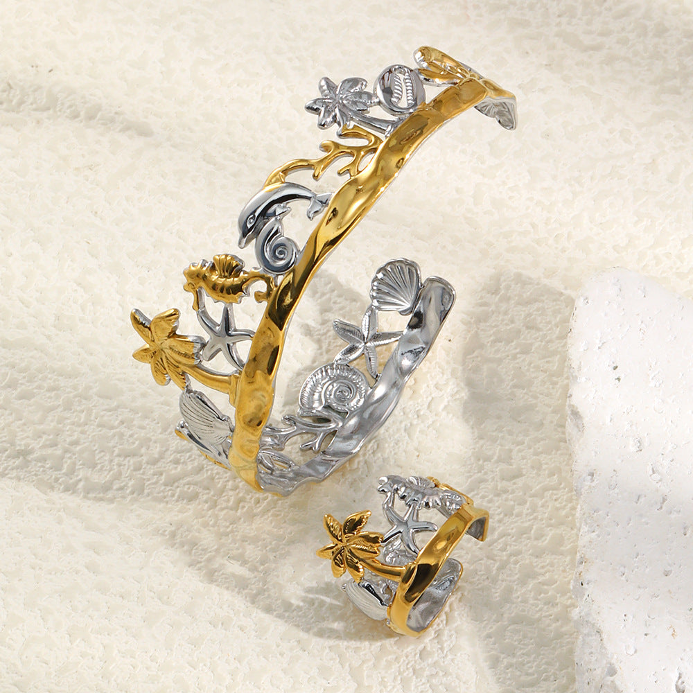 Pulsera Minimalista de Acero Inoxidable con Baño de Oro de 18K, Inspirada en el Océano con Motivos de Concha Marina y Estrella de Mar