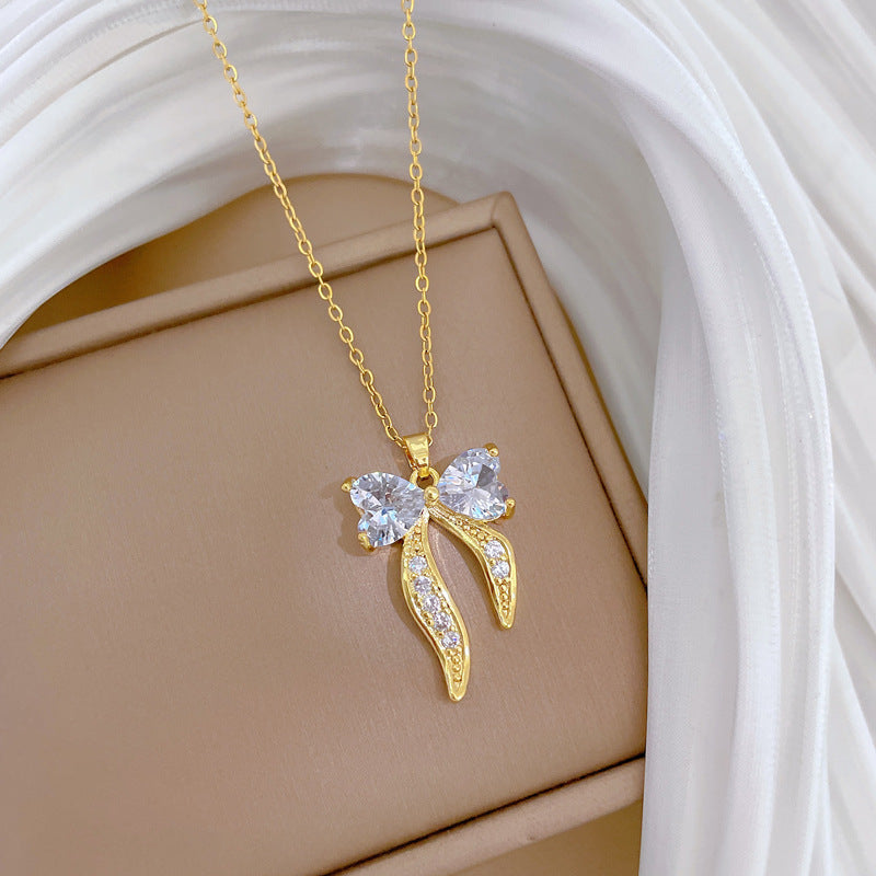 Collana con Ciondolo a Forma di Cuore e Farfalla Minimalista Dolce con Strass da Donna in Acciaio al Titanio con Delicata Catena alla Clavicola
