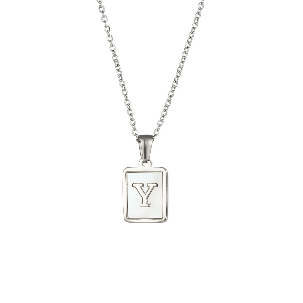 Collana con Ciondolo a Lettera Minimalista in Acciaio al Titanio per Donna con Finitura Galvanizzata e Intarsio in Madreperla Bianca Naturale