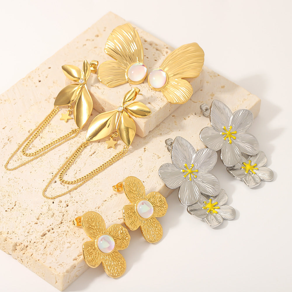 Orecchini da donna minimalisti in acciaio inossidabile a forma di farfalla floreale con finitura placcata sottovuoto in oro 18K