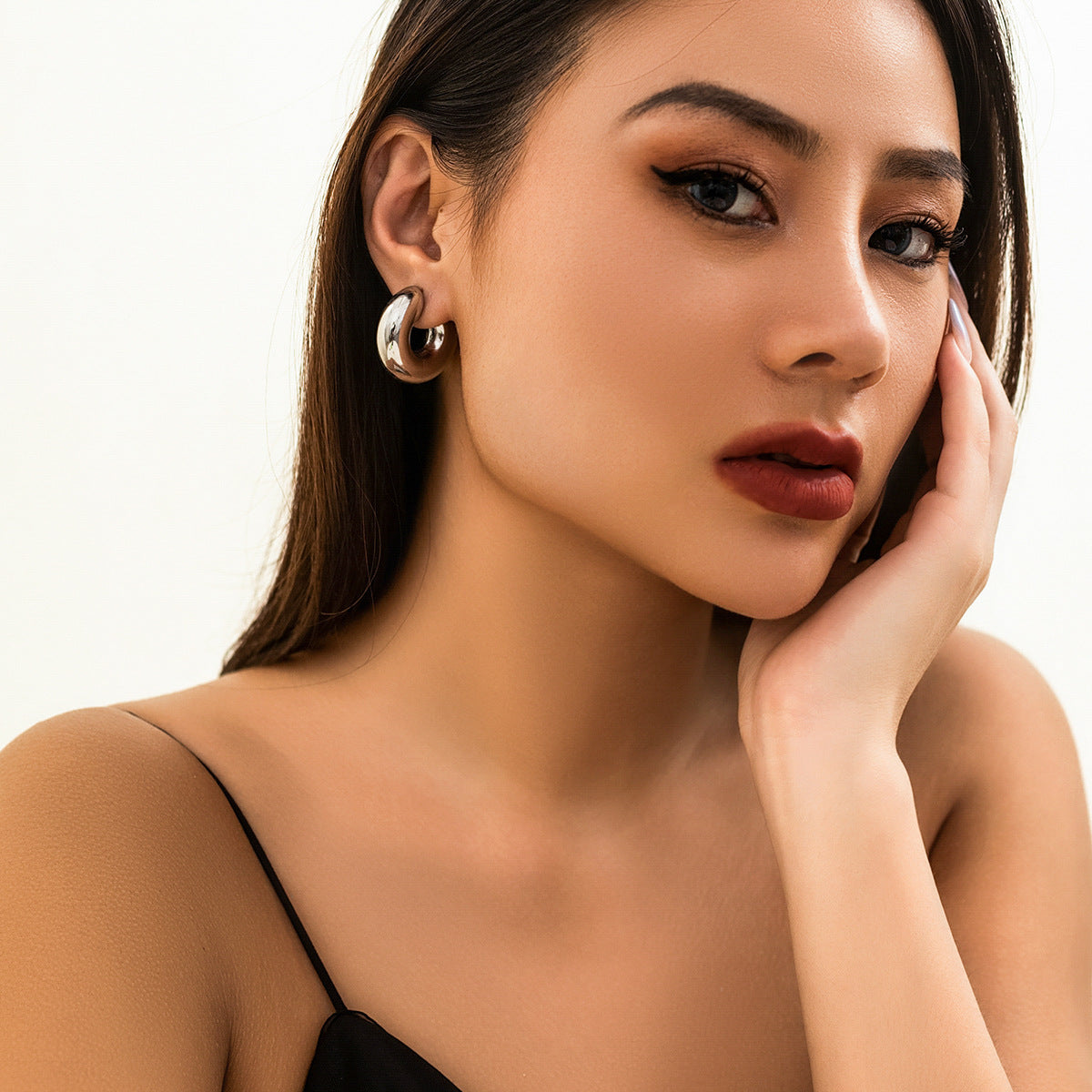 Orecchino a clip da donna in metallo galvanizzato lucidato a forma di C, geometrico e minimalista, senza piercing