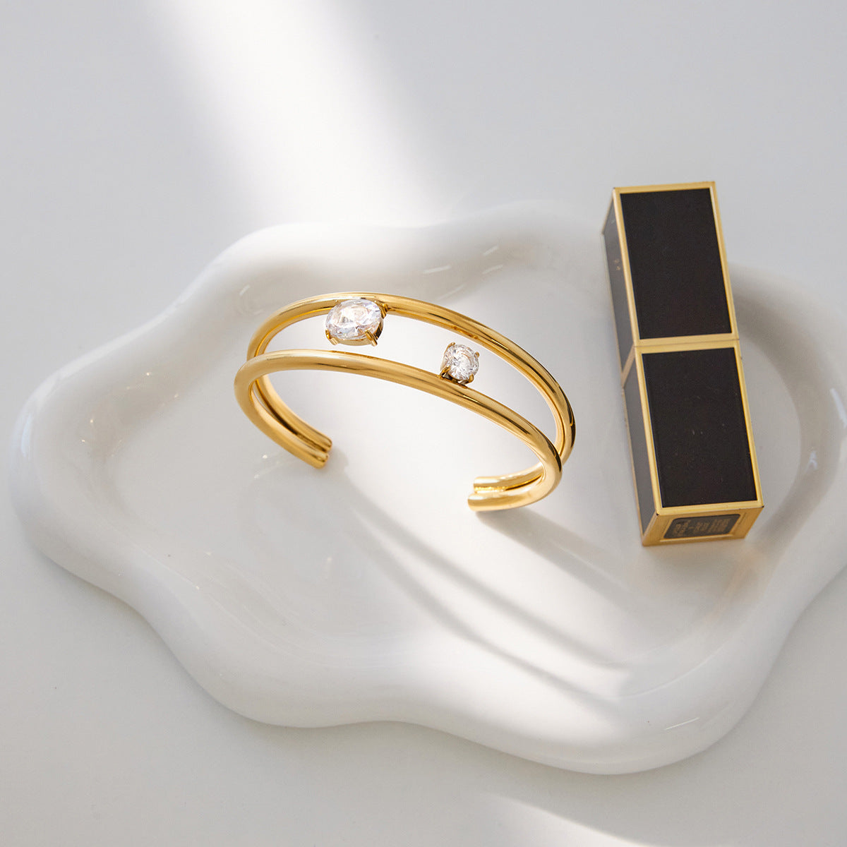 Pulsera geométrica de acero de titanio con incrustaciones de circonita chapada en oro de 18 quilates, pulsera de mano de lujo de acero inoxidable