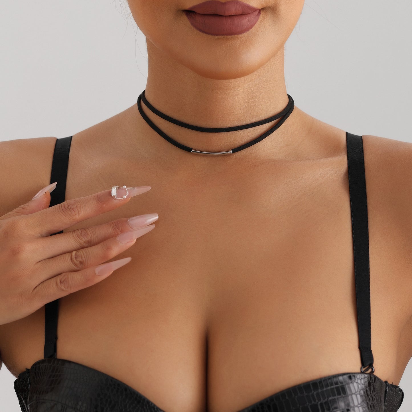 Collar minimalista geométrico de tubo doblado con cordón de terciopelo negro para mujer Gargantilla de doble capa con acabado chapado