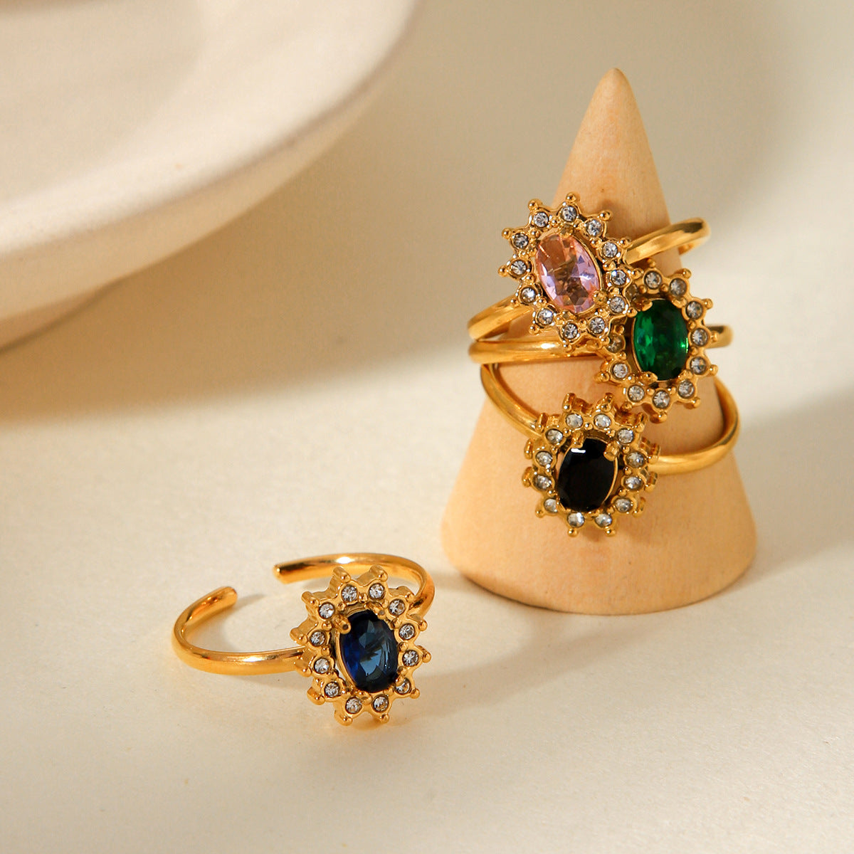 Anello da Donna Minimalista Geometrico in Acciaio al Titanio con Intarsi in Strass e Finitura Placcata