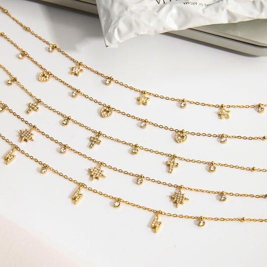 Collar de acero de titanio minimalista con forma de corazón y estrella para mujer con incrustaciones de diamantes de imitación y acabado chapado