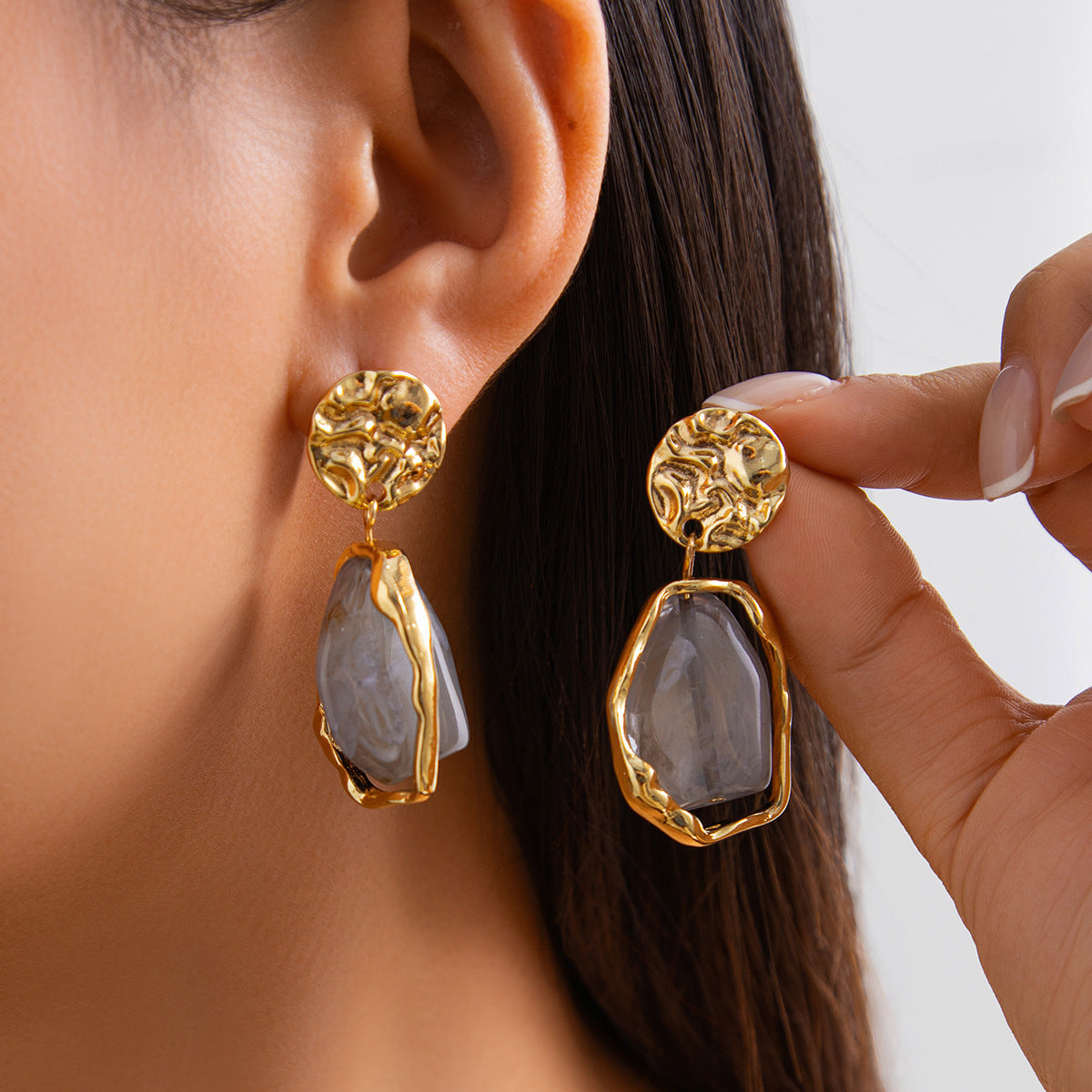 Pendientes plegados minimalistas geométricos de metal líquido con detalles de perlas de imitación y acabado galvanizado para mujer