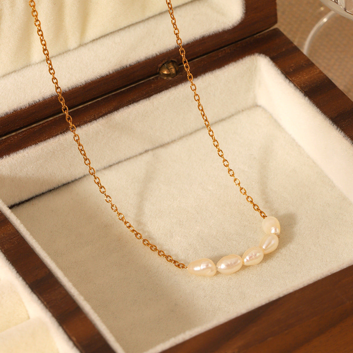 Collana con ciondolo minimalista geometrico con perle d'acqua dolce in acciaio inossidabile placcato oro 18 carati da donna