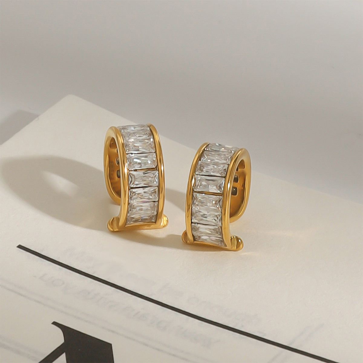 Orecchini a clip geometrici in acciaio inossidabile con intarsi di strass per donna, polsini in acciaio al titanio placcato