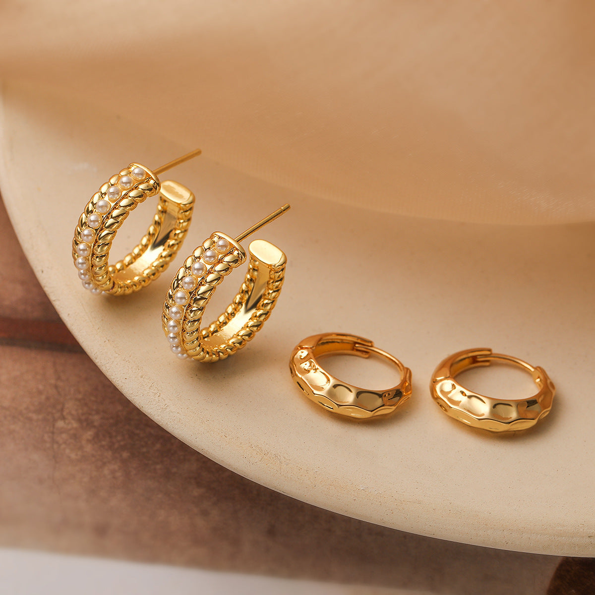 Orecchini a Cerchio Minimalisti Retrò a C con Perle e Placcatura in Rame da Donna, Design Geometrico Irregolare, Alla Moda per Tutti i Giorni