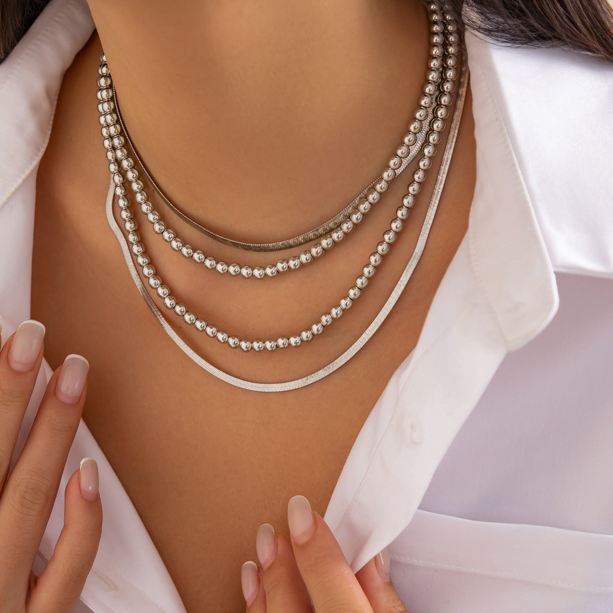 Collana pendente geometrica minimalista da donna con catena a serpente in acciaio al titanio e finitura galvanizzata