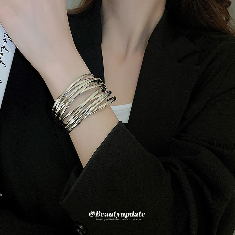 Bracciale rigido aperto geometrico minimalista in lega con finitura placcata per donna
