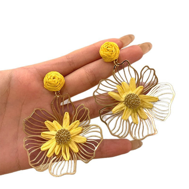 Orecchini a Perno Minimalisti Floreali in Metallo con Finitura Placcata per Donne, Gioielli per Orecchie Lussuosi e Leggeri con Design a Fiore Intagliato