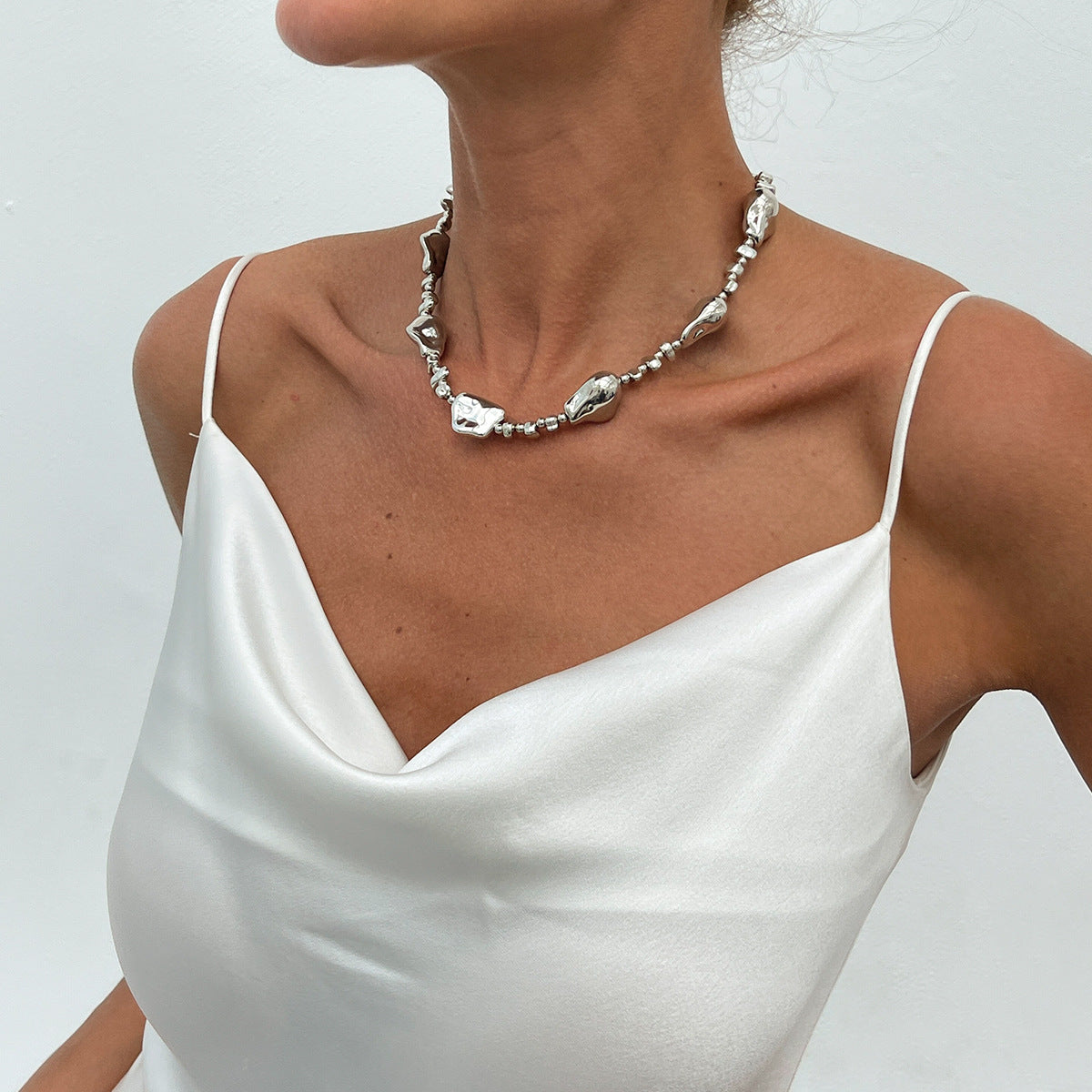 Collana Girocollo Minimalista con Perla Finta a Stella da Donna con Pendente in Lega Placcata Oro e Dettagli a Frange Irregolari