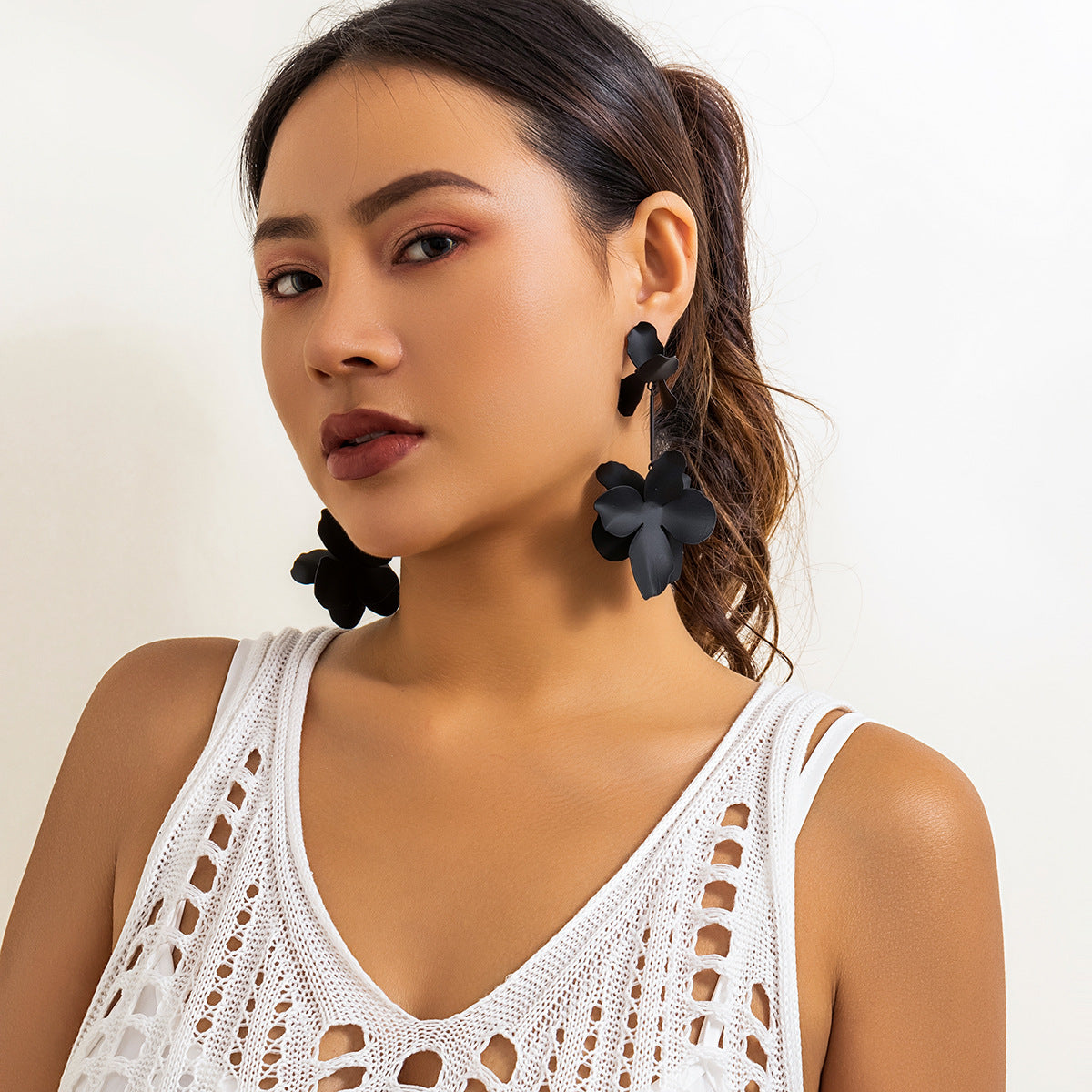 Orecchini a perno con fiore in metallo, stile minimalista vintage e finitura verniciata, da donna