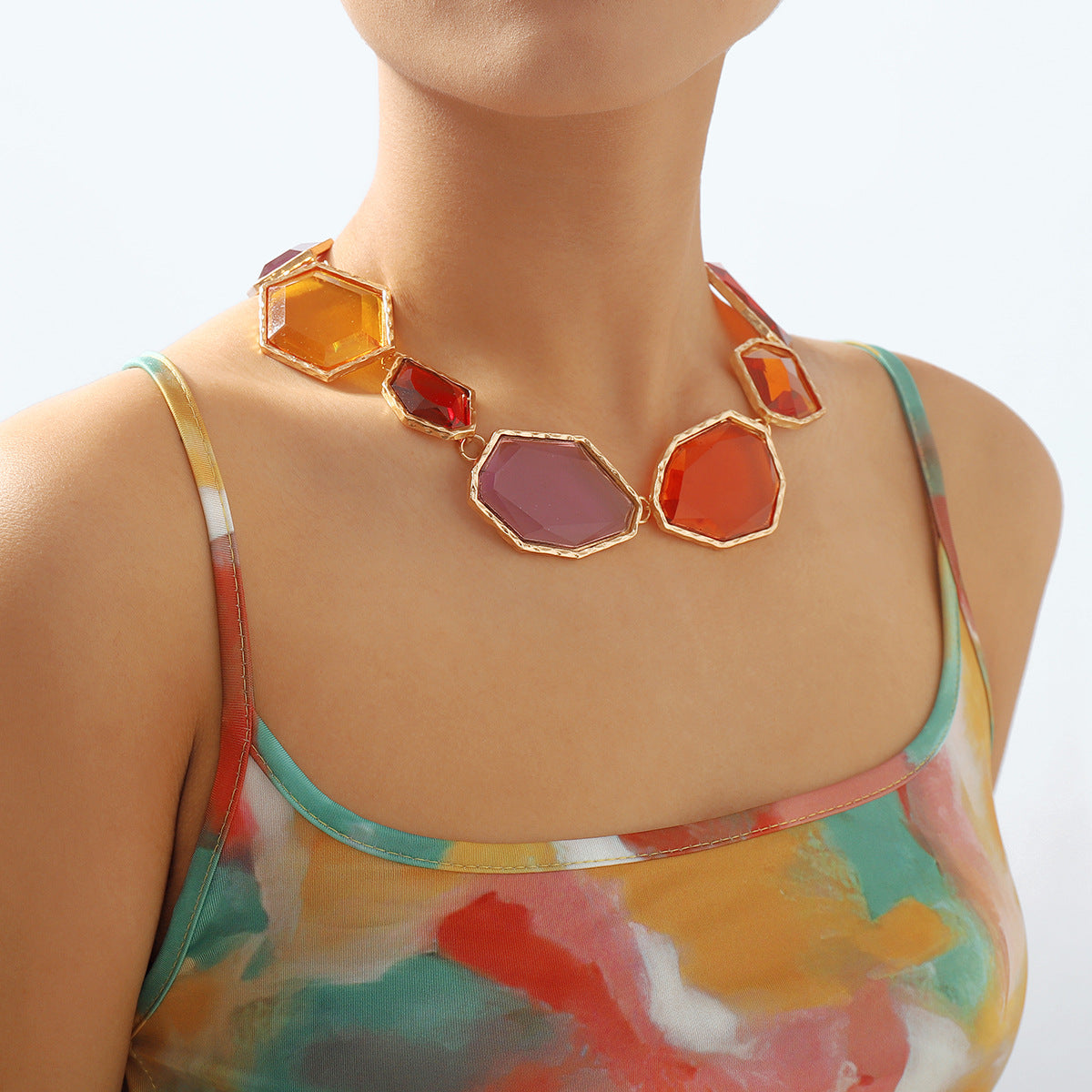 Collar de resina geométrico dulce y atrevido con cadena de aleación y acabado galvanizado para mujer