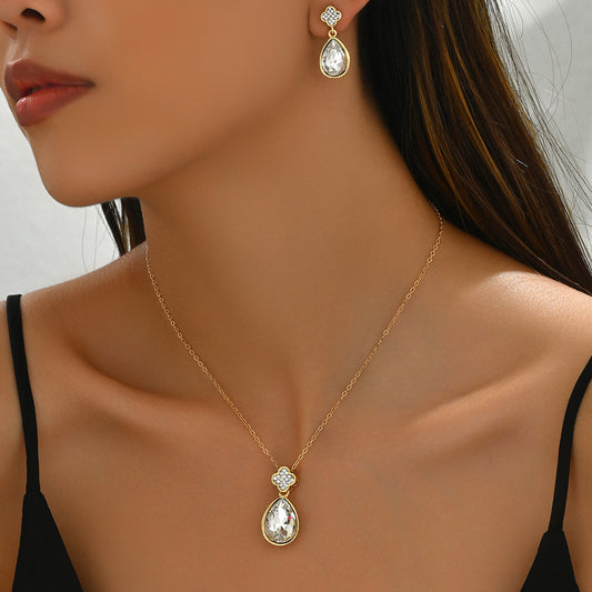 Set collana e orecchini pendenti geometrici minimalisti da donna con intarsi di diamanti, in rame e con catenina a medaglione