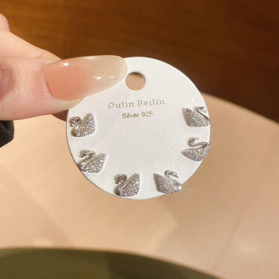 Orecchini a perno con cigno geometrico minimalista e zirconi cubici su base in rame e perni in acciaio inossidabile per donna