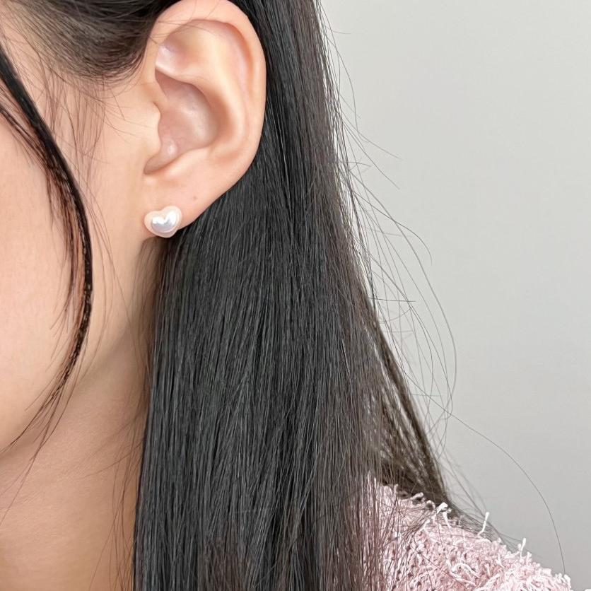 Orecchini a perno minimalisti a forma di cuore in argento sterling 925 con intarsio di perle per donna