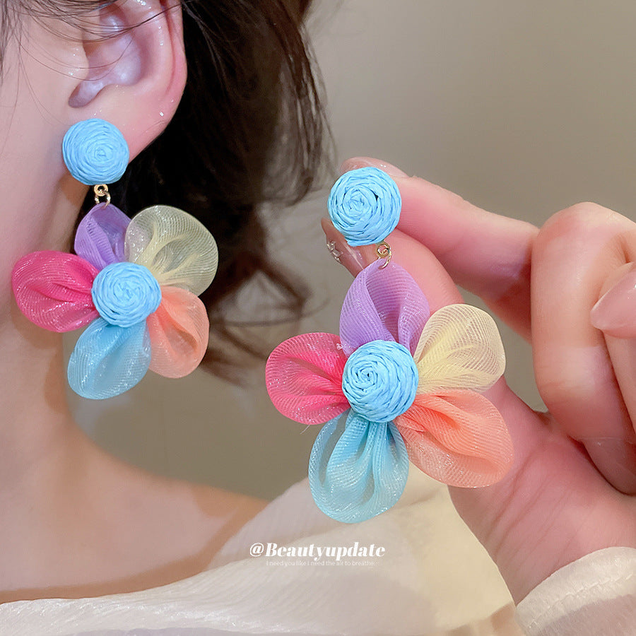 Orecchini floreali freschi e dolci con fiori in tessuto e perni in acciaio inossidabile da donna