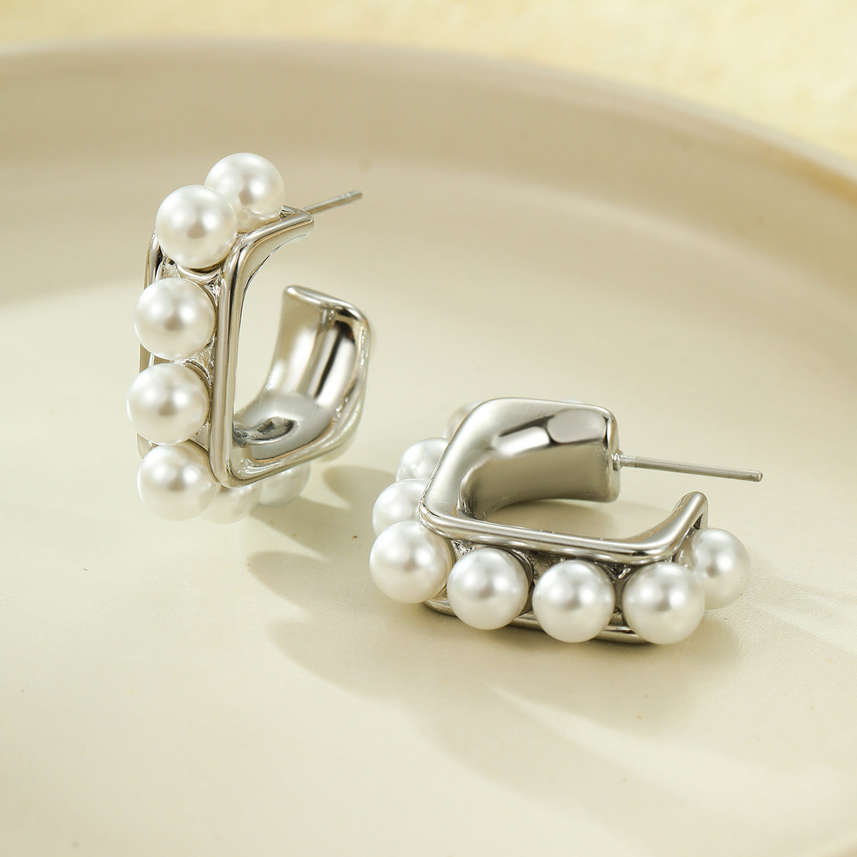 Orecchini da donna in stile vintage con perle, placcati in oro, in acciaio inossidabile, a forma di C geometrica, con elegante design a cerchio