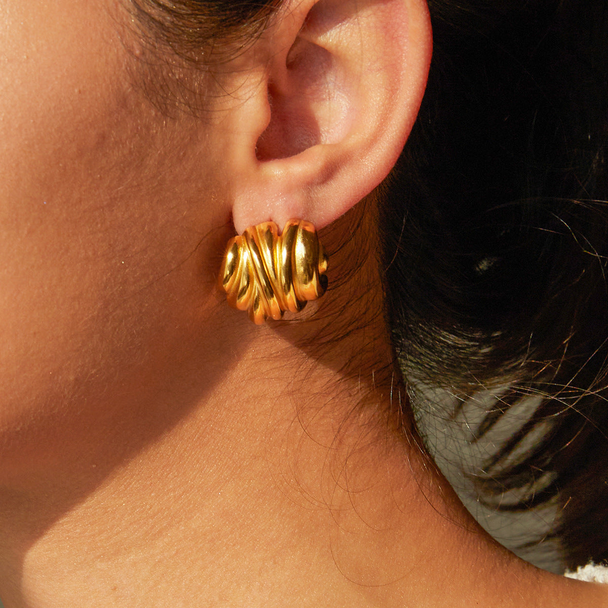 Orecchini a perno geometrici minimalisti in acciaio inossidabile con placcatura in oro 18K, design a barra con texture a onda per donne