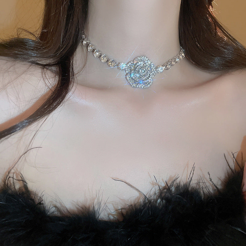 Elegante collar con colgante de lazo de diamantes de imitación y detalles de nácar perlado para mujer — Delicada cadena para clavícula en estilo de lujo minimalista y a la moda