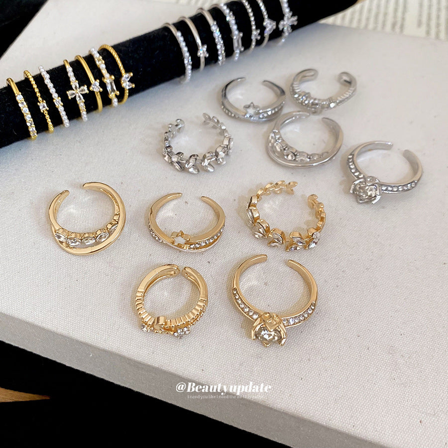Elegante Anello a Fiore in Zirconia Francese con Accenti di Perle da Donna — Anelli Minimalisti a Misura Aperta per Dito Indice con Estetica di Lusso