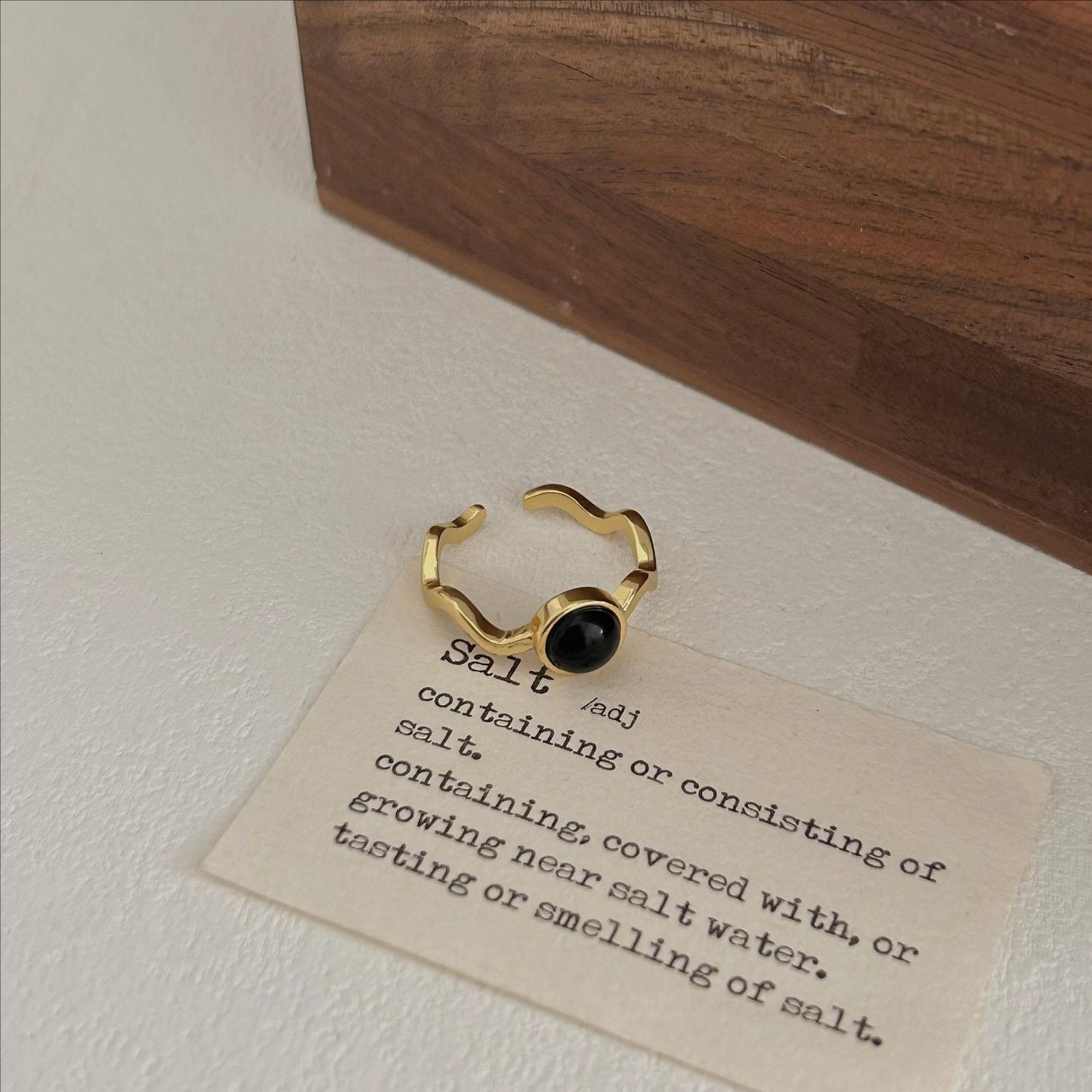 Anillo minimalista con forma de corazón de plata de ley 925 con incrustaciones de ónix negro y facetas geométricas biseladas