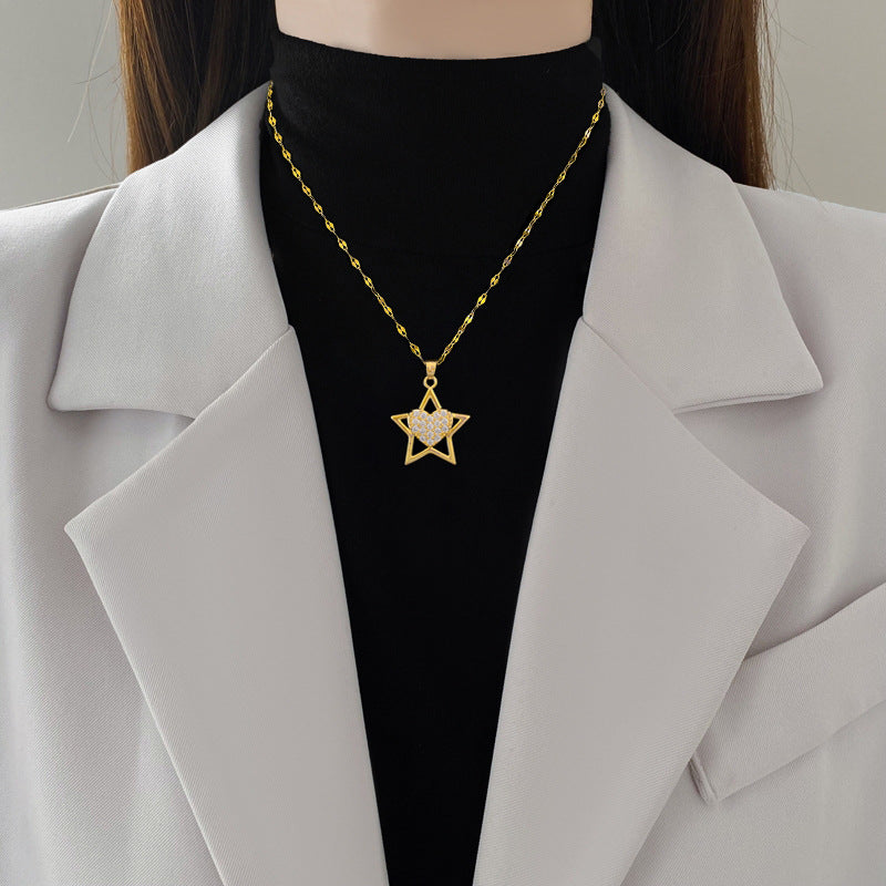 Collana con Pendente Lusso in Acciaio al Titanio a Stella e Cuore per Donna con Intarsi di Strass, Design Geometrico, Delicata Catena alla Clavicola