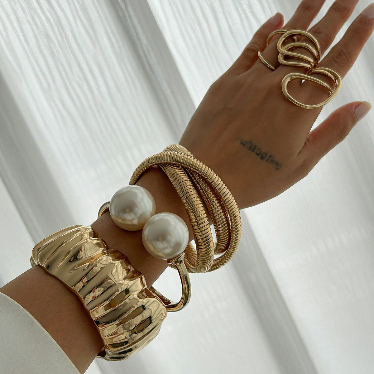 Pulsera de puño ancha de metal con rayas geométricas para mujer con acento de perla de imitación y acabado galvanizado