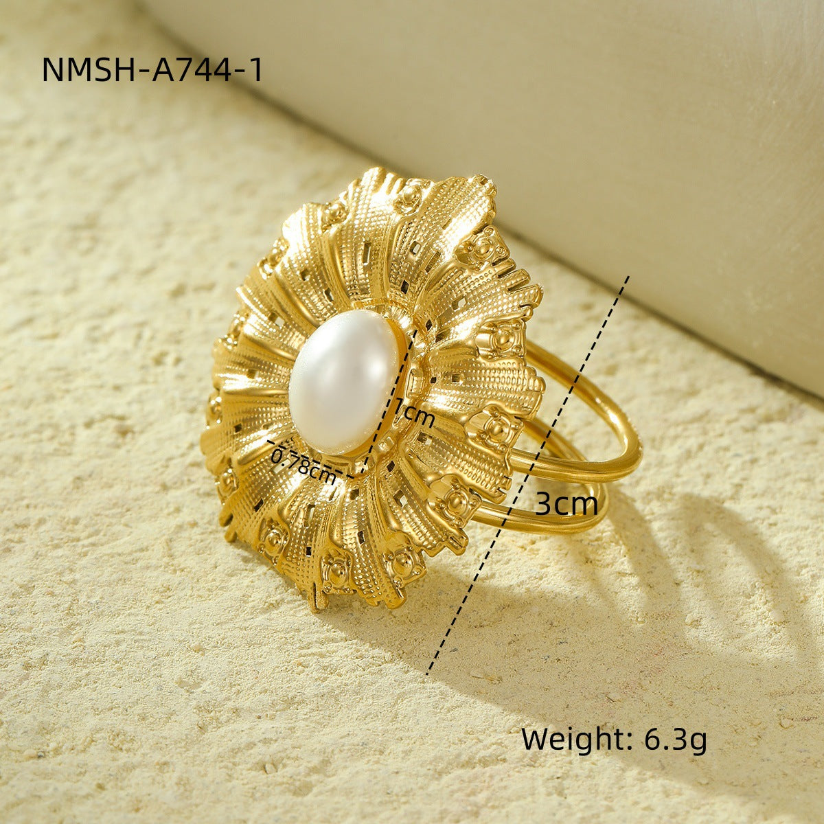 Anillo de Acero Inoxidable con Perlas y Flores de Estilo Lujoso para Mujer con Acabado Chapado y Banda Ajustable