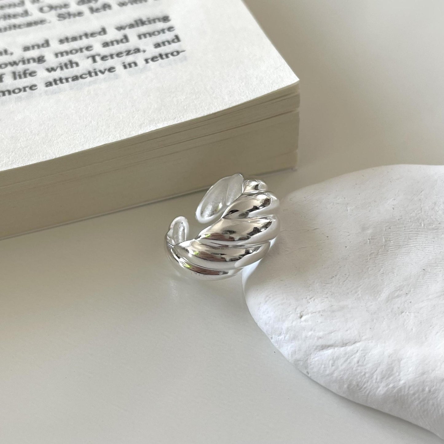 Anillo geométrico minimalista para mujer de plata de ley 925 con banda diagonal texturizada
