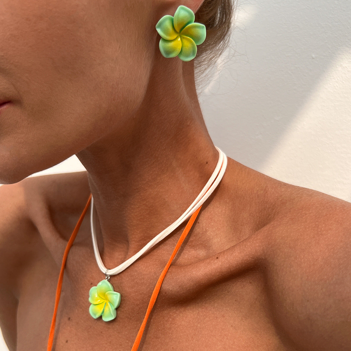Collar con colgante floral minimalista para mujer con dije de pétalo acrílico y cadena de terciopelo coreano