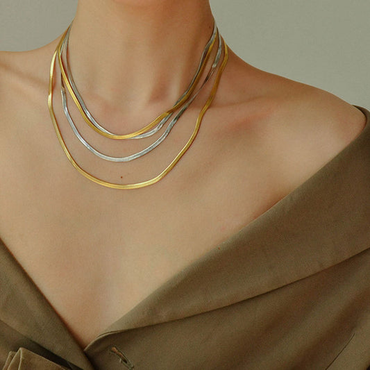 Collana girocollo minimalista in acciaio al titanio placcato oro con catena a serpente piatta per donna e uomo