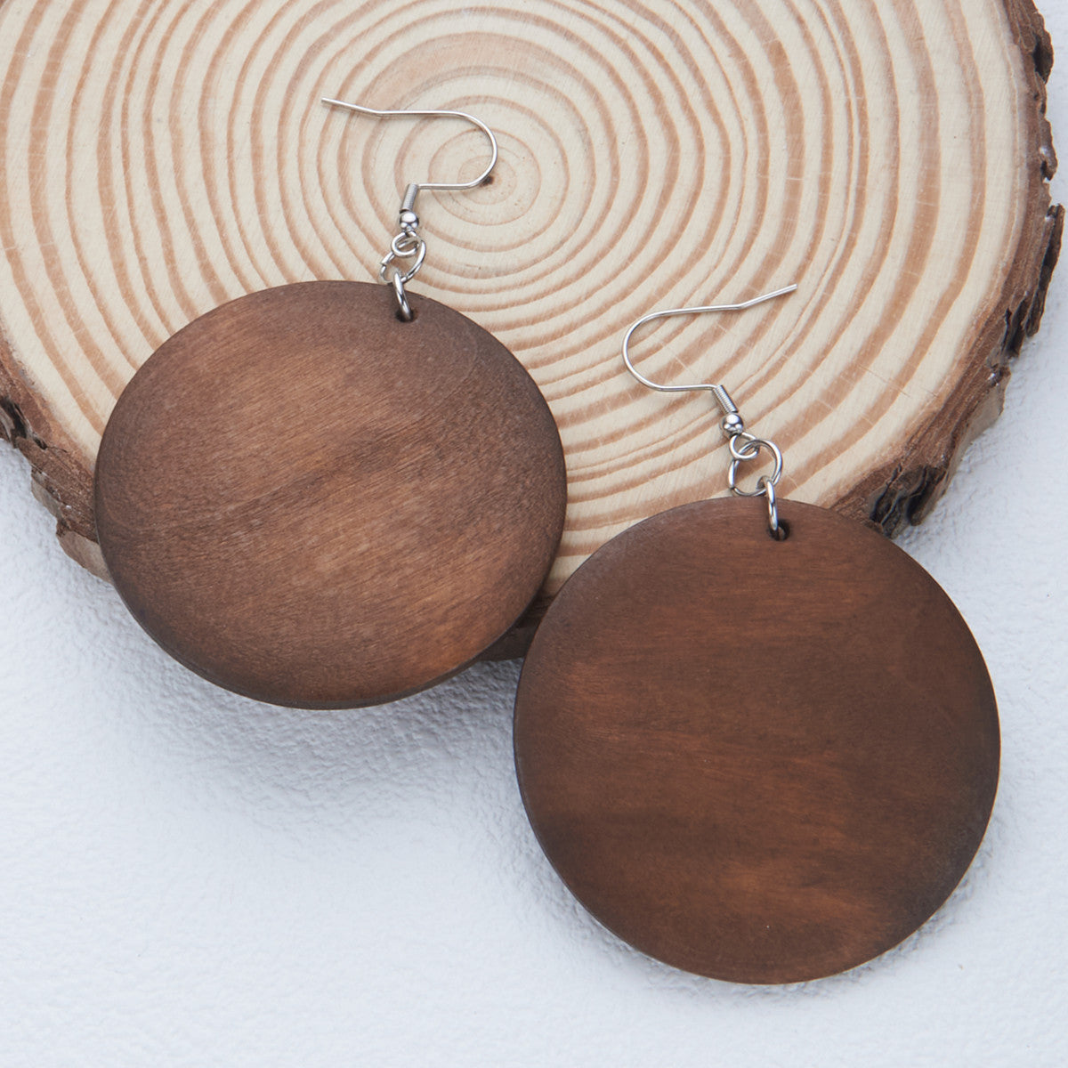 Orecchini Pendenti Lunghi Leggeri in Stile Naturale con Struttura in Acciaio Inox Lucido e Accenti con Stampa Leopardata da Donna
