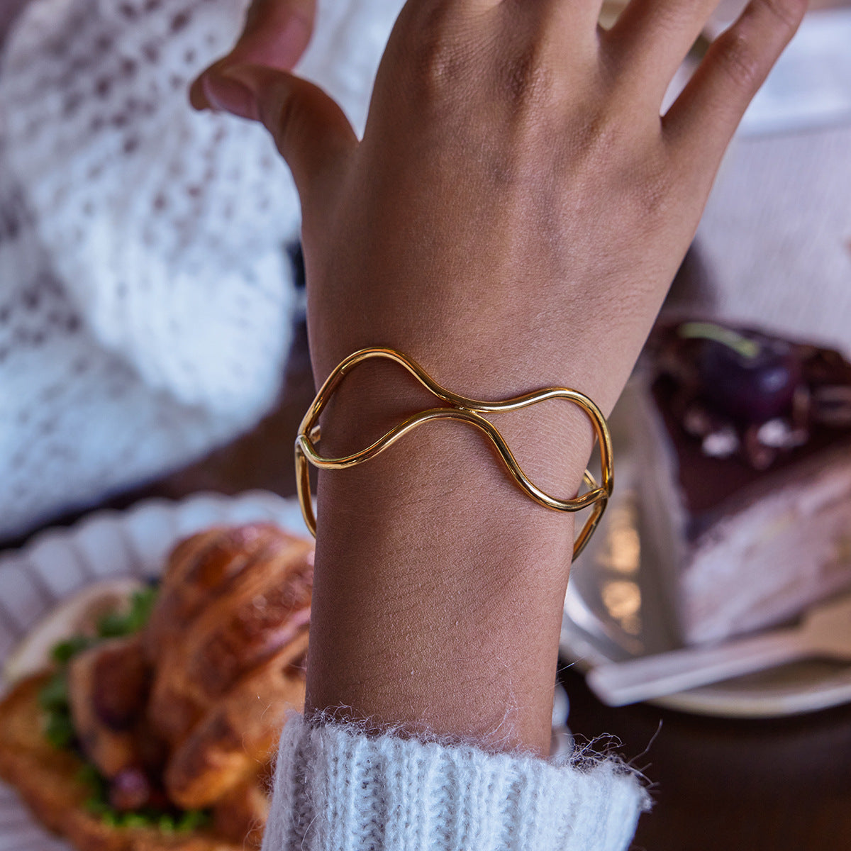 Bracciale da donna a doppio strato in acciaio inossidabile con linea geometrica minimalista e finitura placcata