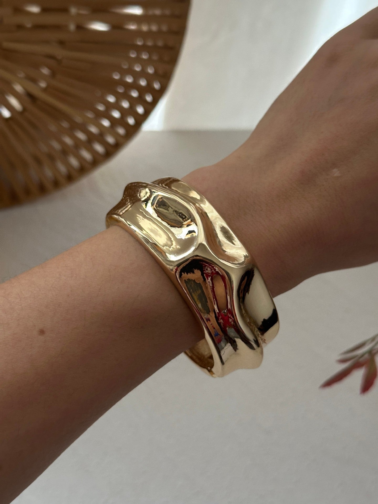 Bracciale a fascia larga aperto con molla irregolare in lega geometrica martellata