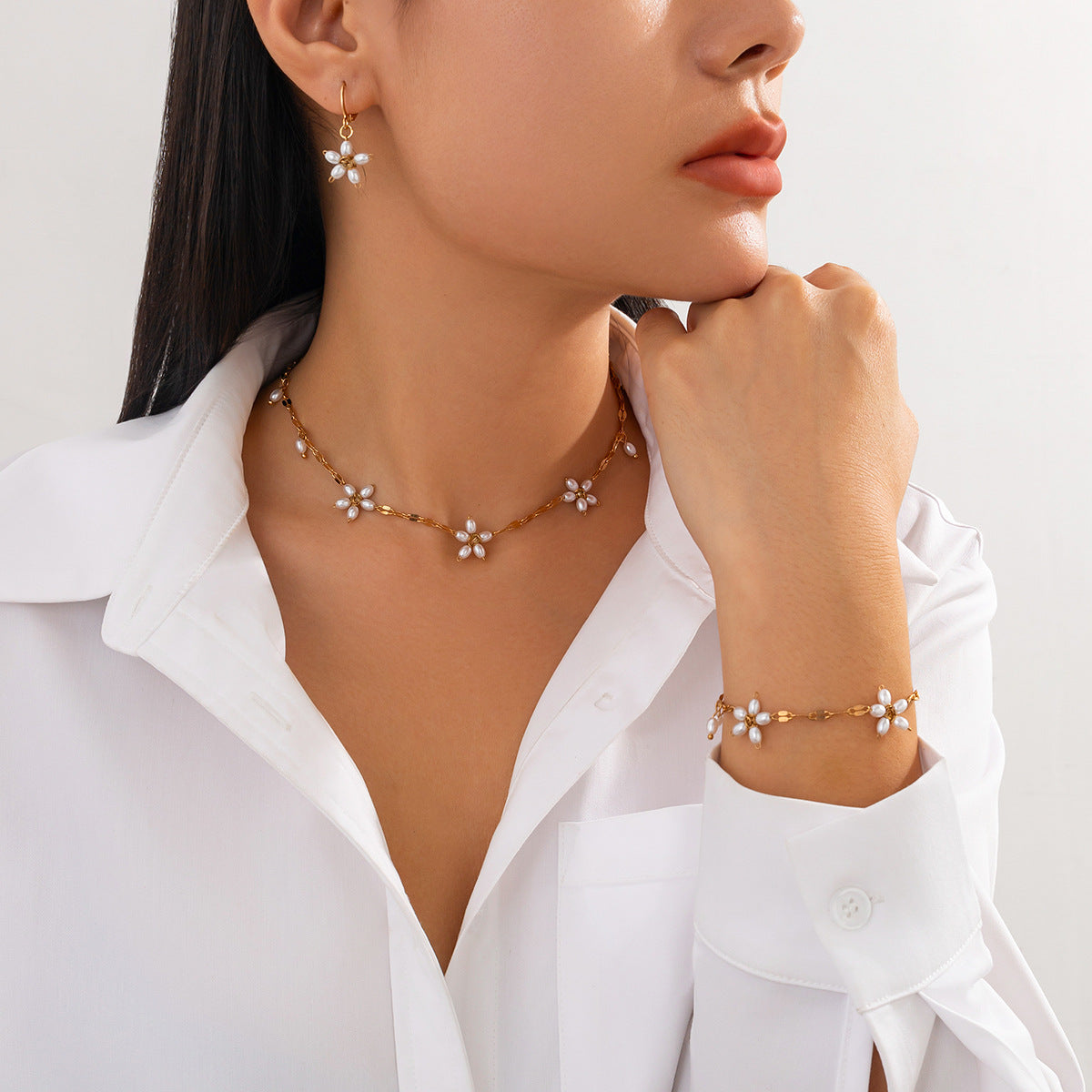 Minimalist Floral Fake Pearl Clavicle Necklace for Women with Single-Layer Chain and Handcrafted Detail