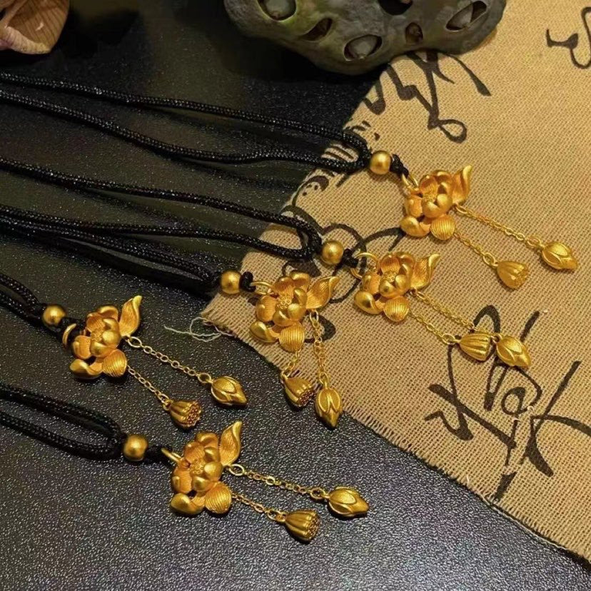 Collana con ciondolo a capsula di loto dal design originale in acciaio al titanio placcato oro 18 carati con catena a O nera, gioielli unisex