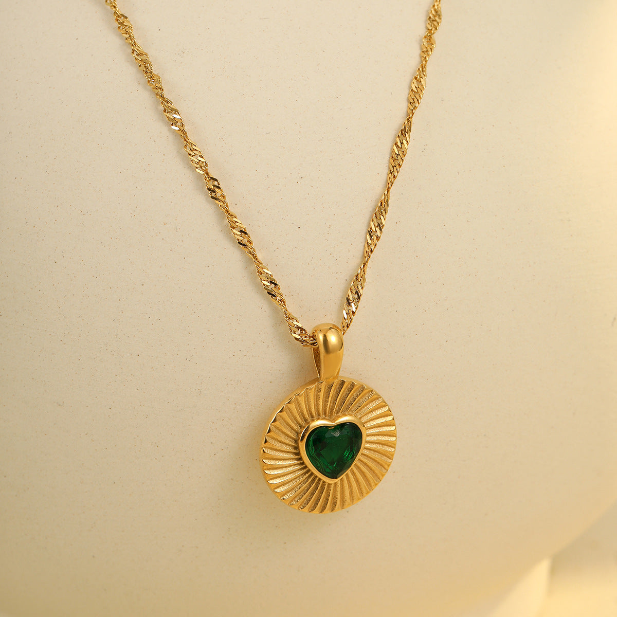 Collar con colgante de corazón de diamantes de imitación de acero inoxidable chapado en oro de 18 quilates para mujer