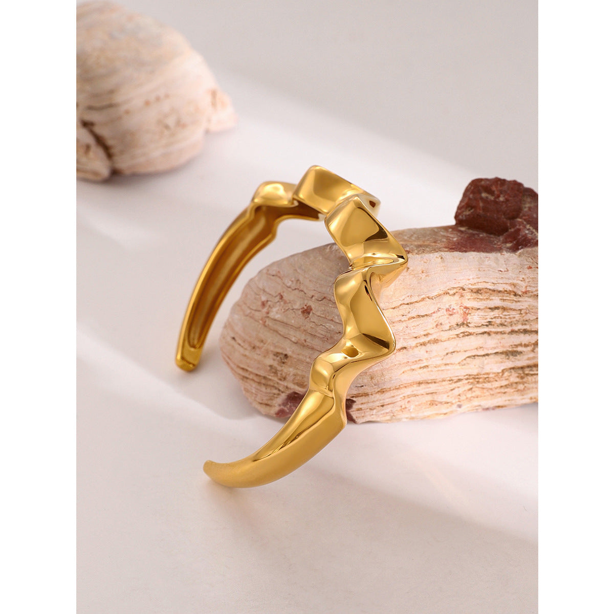 Bracciale aperto ondulato in acciaio inossidabile placcato oro 18K
