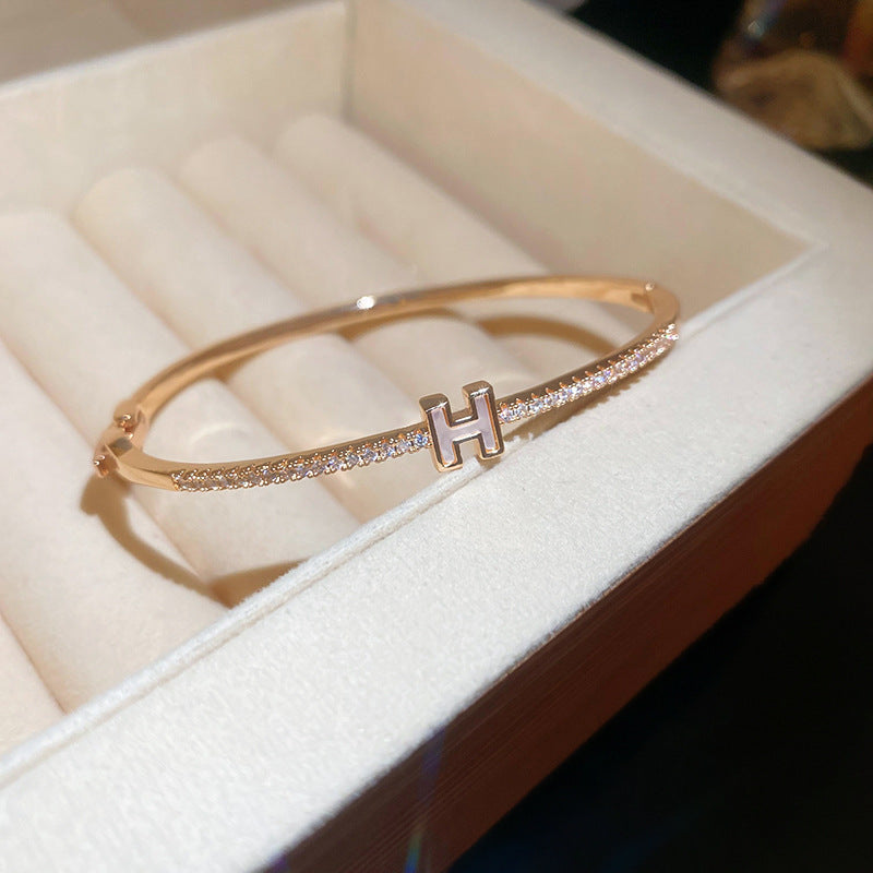 Pulsera tipo brazalete de aleación de cobre bañada en oro de lujo con incrustaciones de diamantes de imitación para mujer