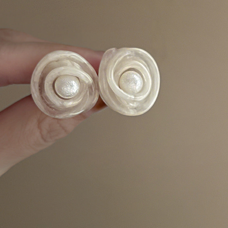 Orecchini a perno con perle e fiori delicati da donna, con perni in argento sterling 925 — Gioielli per l'orecchio freschi e dolci per primavera estate