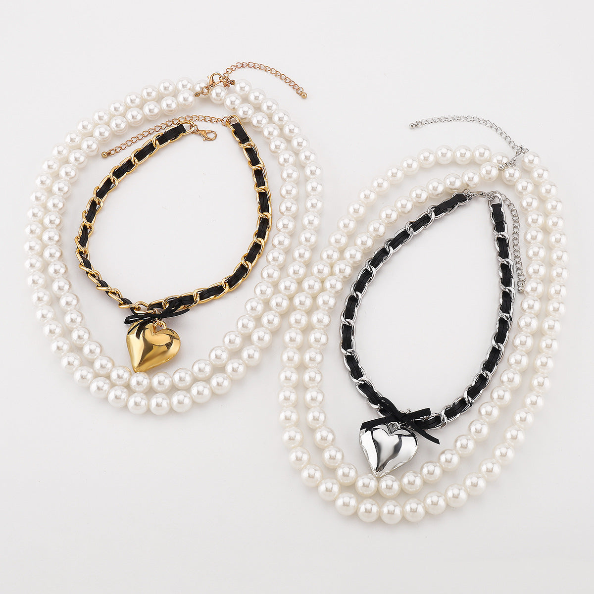 Collana con pendente a cuore e fiocco d'ispirazione vintage con perle finte in lega placcata su pelle PU e nastro per donna