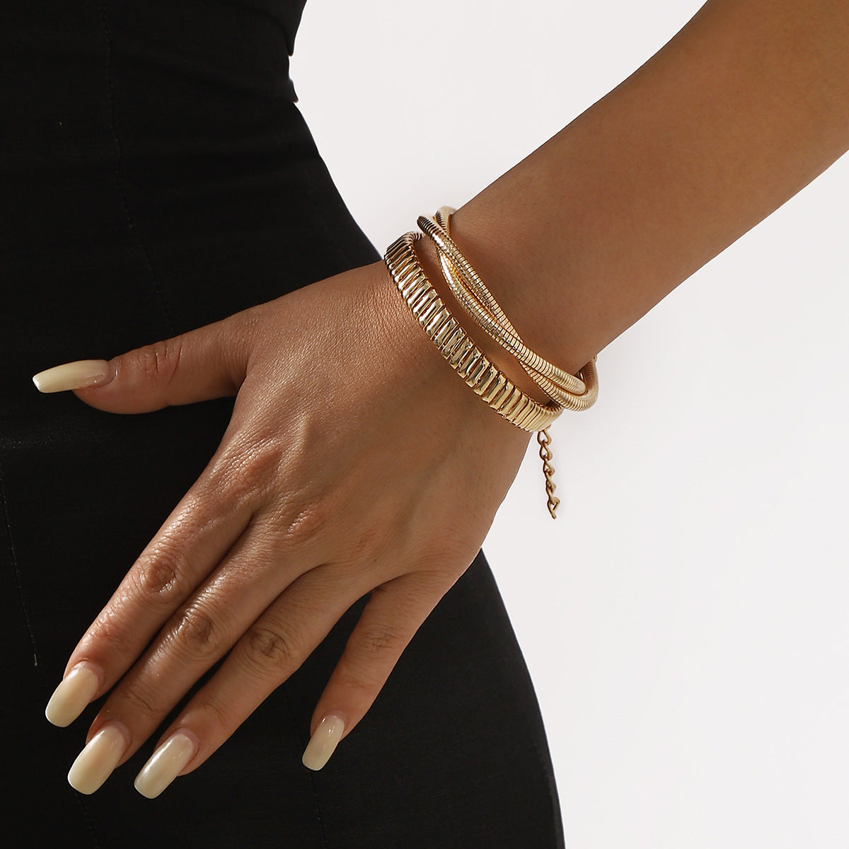 Bracciale Rigido Aperto Geometrico Minimalista con Finitura Metallica e Design a Molla in Ferro Placcato
