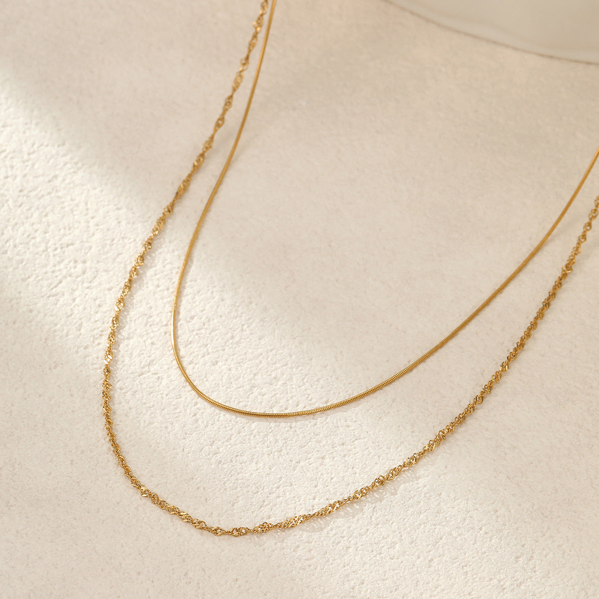Collar multicapa de acero inoxidable chapado en oro de 18 quilates con diseño geométrico para mujer, estilo "Fashion OL"