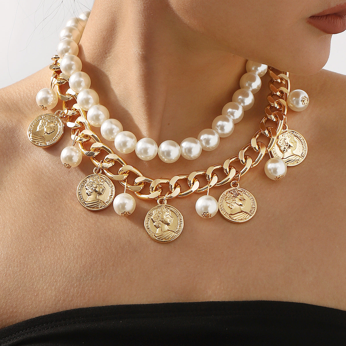 Collana da donna con ciondolo a doppio strato in perle stile vintage, medaglione con regina in rilievo e nappina