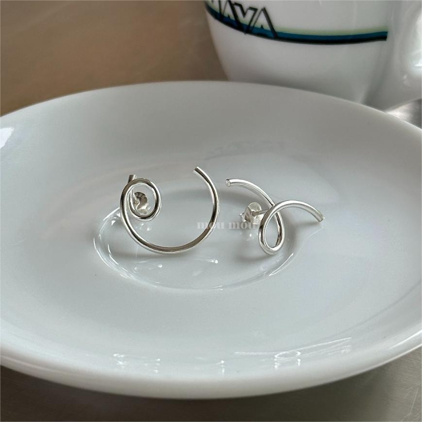 Orecchini a perno asimmetrici a linea geometrica placcati in argento sterling 925, minimalisti, con lettera, da donna