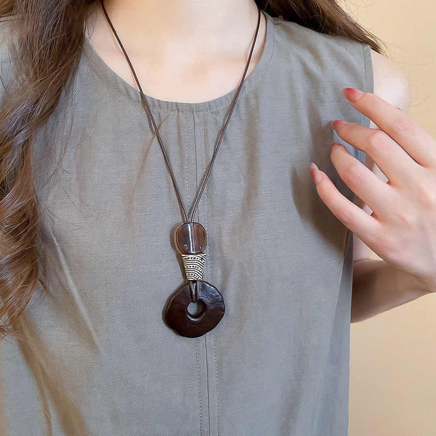 Collana con ciondolo geometrico in acrilico stile retrò da donna con charm in lega, fatta a mano, catena a strati alla moda minimalista