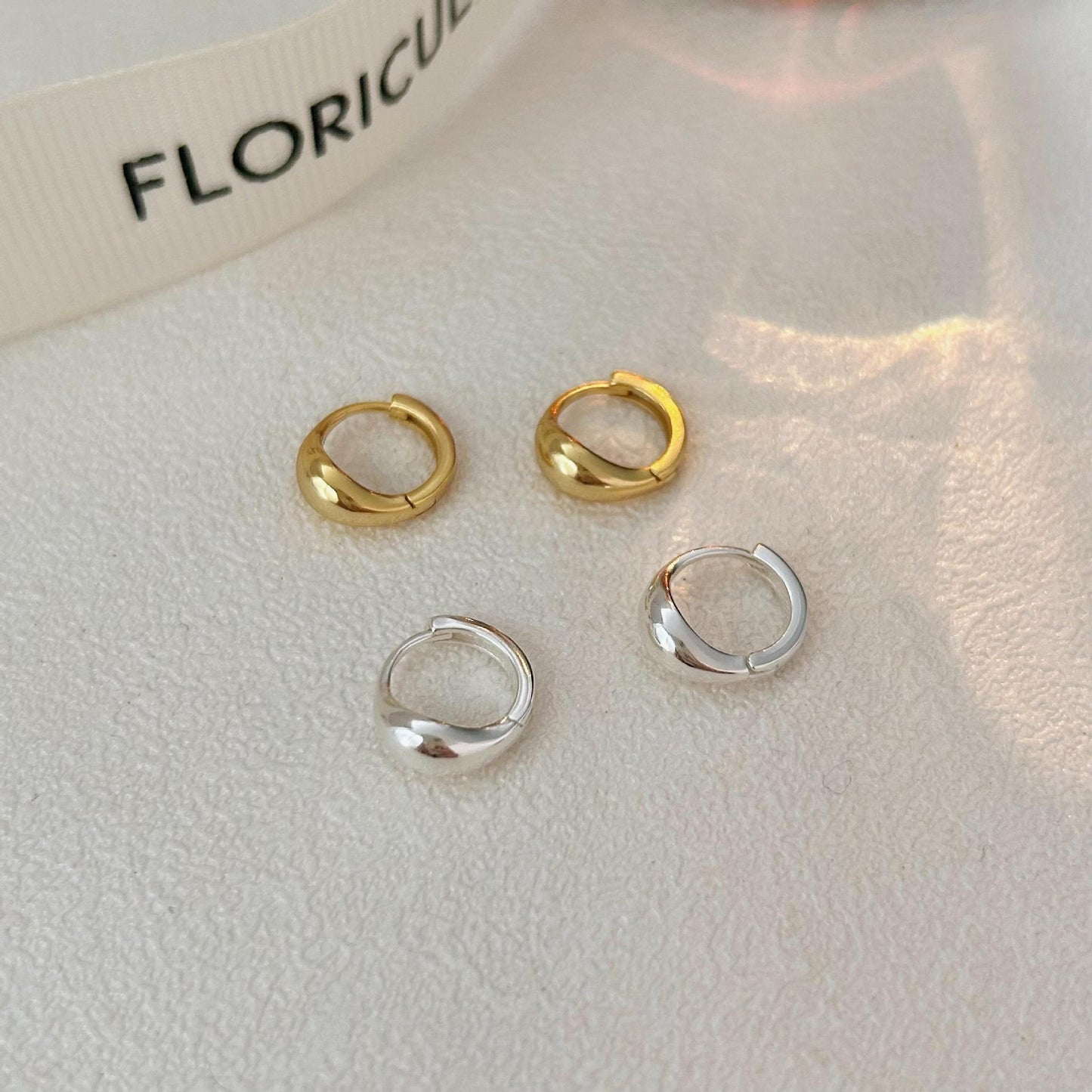 Orecchini a perno minimalisti a forma di lettera in Argento Sterling 925 placcato Oro con accento di perla